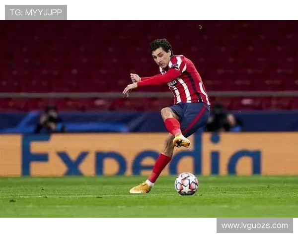 吉梅内斯强调对巴萨边路的防守重要性强调在对抗中保持强势态度